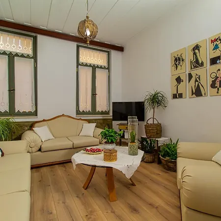 Antonia Traditional Estate Apartment